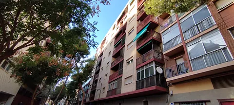 Espacio Útil 23 pisos con balcones rojos