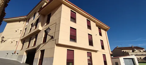 Espacio Útil 23 pisos con balcones rojos