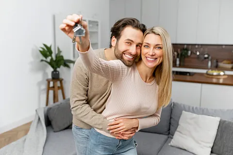 hombre y mujer alzando unas llaves