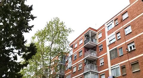 Espacio Útil 23 pisos con balcones rojos